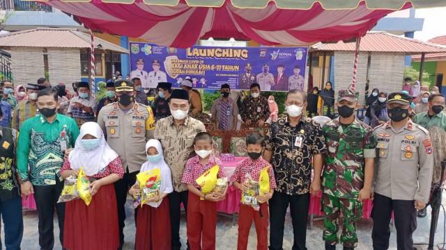 SASAR SISWA SD: Bupati Tanbu HM Zairullah Azhar menghadiri vaksinasi anak yang digelar di Kecamatan Kusan Hilir.