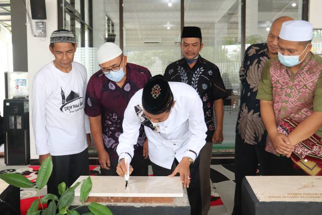 BARENG JEMAAH: Wawali Kota Banjarbaru, Wartono menandatangani Prasasti Masjid Hilal Alkatir yang bertempat di Komplek Grey Royal Residence, Jalan Abadi Makmur Trikora Loktabat Selatan Banjarbaru.