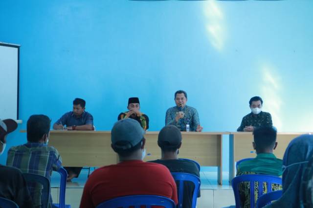 SAMPAIKAN : Kepala Bidang Perikanan Tangkap pada DKPP Tala Irwandy Kodratillah menyampiakan program BPJS Ketenagakerjaan kepada nelayan Desa Telaga Langsat. | Foto: Diskominfo