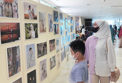 KERJA SAMA: Grand Dafam Q Hotel Banjarbaru bekerja sama dengan komunitas Shutter Lab menggelar pameran foto wedding dan prewed. Agenda digelar selama tiga hari sejak Jumat hingga Minggu (7-9/1) hari ini.  | FOTO: DAFAM FOR RADAR BANJARMASIN