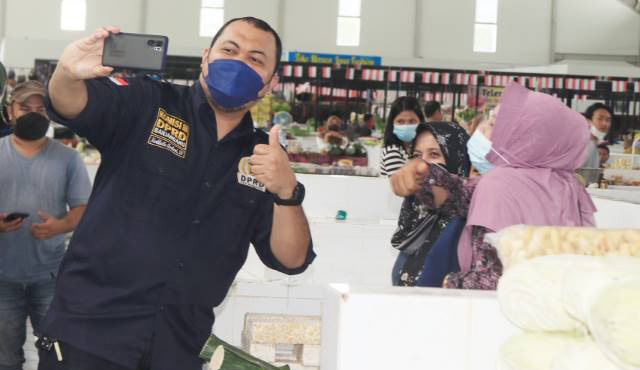 BAPOKTING: Nurkhalis Anshari saat mengunjungi Pasar Bauntung Baru.