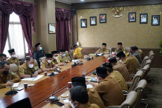 RENCANA BESAR: Bupati Tanbu HM Zairullah Azhar dan Sekda Ambo Sakka memimpin rapat koordinasi membahas perkembangan rencana pengerjaan Bendungan Kusan.