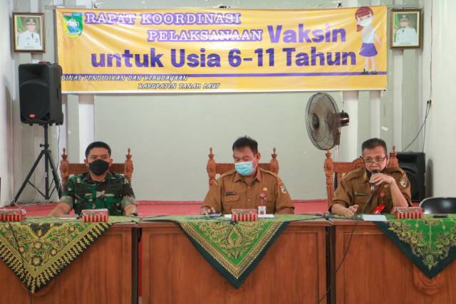 DIMULAI: Asisten Bidang Perekonomian dan Pembangunan Setda Tala Akhmad Hairin saat mengikuti Rapat Koordinasi pelaksanaan vaksin usia 6-11 tahun.