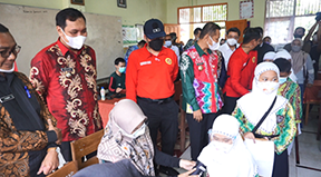 SINERGI: Pemko Banjarbaru bersama dengan BIN Daerah Kalsel menggelar vaksinasi anak usia 6-11 tahun di SDN 1 Landasan Ulin Timur kemarin.