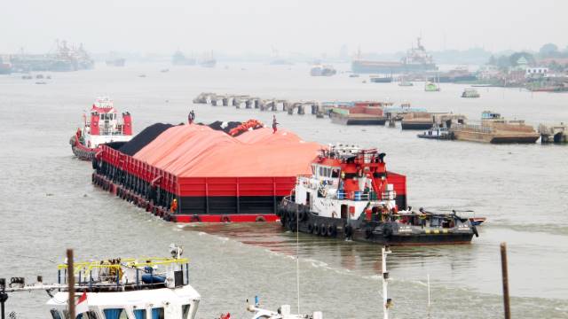 SIAP KIRIM: Kapal tongkang membawa batubara ke luar negeri. Meski ekspor batu bara sudah dibuka, tetapi Direktorat Jenderal Perhubungan Laut belum mengeluarkan surat untuk mencabut surat terdahulu tentang pelarangan ekspor batu bara. | FOTO: IST