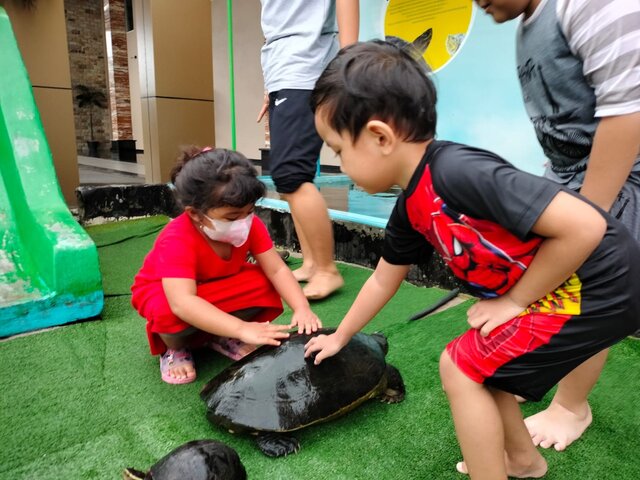 WAHANA: Grand Dafam Q Hotel Banjarbaru banyak menyediakan tempat wahana bermain anak, salah satunya playground outdoor yang diisi dengan wahana permainan yaitu perosotan, panjat tebing, dan paling baru ialah trampoline. FOTO: DAFAM FOR RADAR BANJARMASIN.