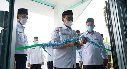 LAYANAN: Bupati Tanbu HM Zairullah Azhar meresmikan rumah singgah milik Dinas Sosial yang diperuntukkan bagi warga kurang mampu.