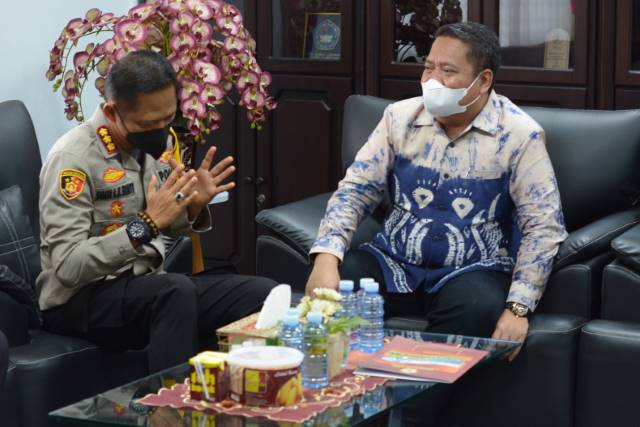 MINTA MAAF: Kapolresta Banjarmasin, Kombes Pol Sabana AM meminta maaf kepada Dekan Fakultas Hukum ULM, Prof Abdul Halim Barkatullah. | FOTO: WAHYU RAMADHAN/RADAR BANJARMASIN