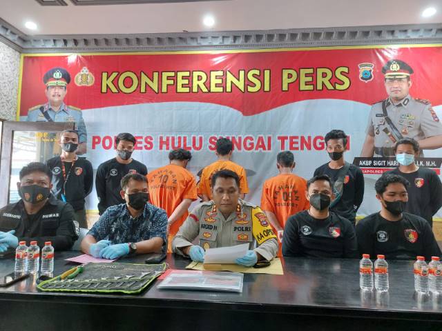 TERUNGKAP: Tiga tersangka kasus pencurian mesin traktor dihadirkan dalam press conference di Polres Hulu Sungai Tengah (HST), Sabtu (29/1) siang. | FOTO JAMALUDDIN/RADAR BANJARMASIN