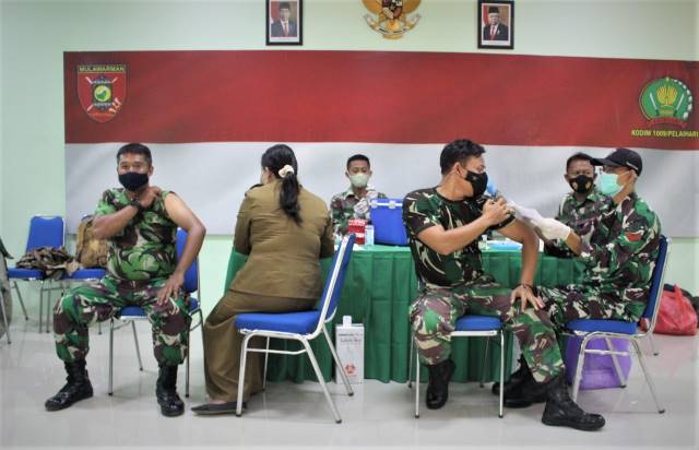 DIMULAI: Personel Kodim 1009/Tala sedang disuntik vaksin booster.