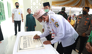 SELESAI: Bupati Tala HM Sukamta meresmikan Masjid Al Ibnor di Kelurahan Angsau Kecamatan Pelaihari.