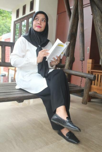 BERPOSE: Tantri Verawati menyeimbangkan perannya sebagai seorang ibu dan istri dengan tugasnya sebagai Ketua DWP Banjar. | FOTO: SUTRISNO/RADAR BANJARMASIN