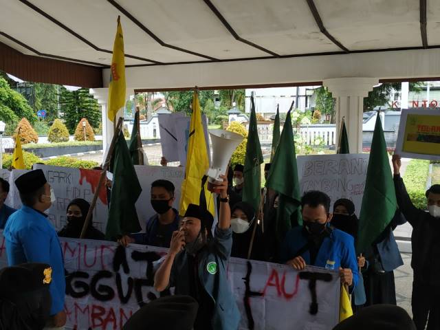 AKSI MAHASISWA: Aktivis Pemuda dan Mahasiswa Tala menyampaikan aspirasi di depan gedung DPRD Tala. (Foto: Norsalim Yahya/Radar Banjarmasin)