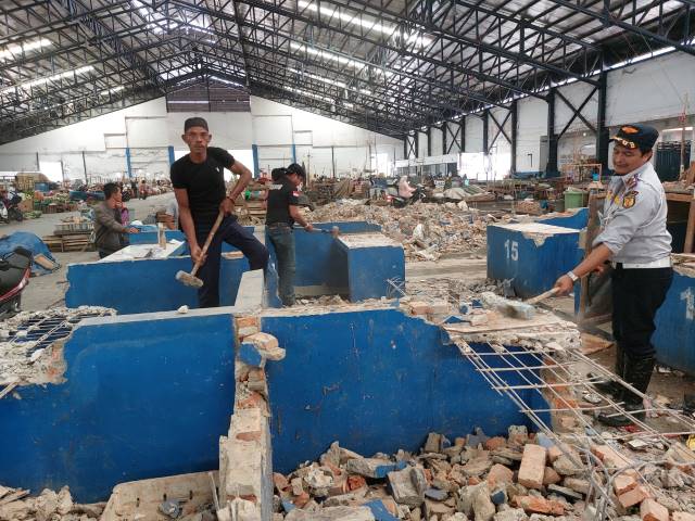 DITATA ULANG: Pekerja menghancurkan los di Pasar Agrobisnis Barabai, Selasa (8/2). | FOTO: JAMALUDDIN/RADAR BANJARMASIN