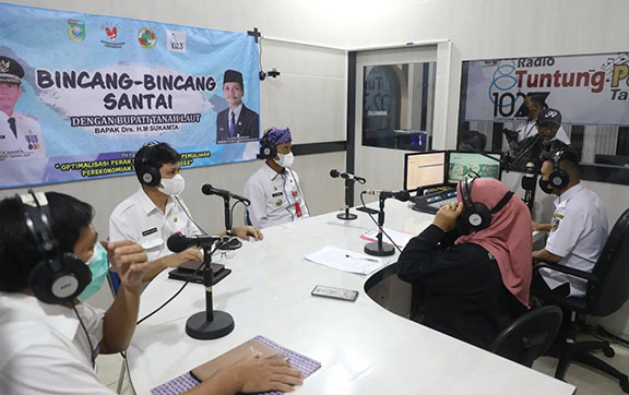 BERIKAN PEMAHAMAN: Bupati Tala HM Sukamta didampingi Kepala Diskopdag Tala Syahrian Nurdin dan Kabid Koperasi Diskopdag Tala Totom Wahyudi hadir pada acara Talkshow Tala Menyapa di Radio Tuntung Pandang.