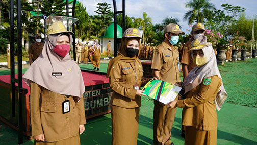 TUGAS: Asisten Pemerintahan dan Kesra Hj Mariani menyerahkan SK PNS secara simbolis kepada beberapa perwakilan PNS.