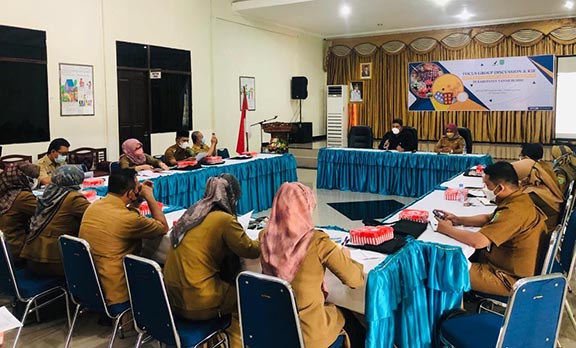 DISKUSI: Pemkab Tanah Bumbu menggelar FGD membahas masih maraknya barang dagangan yang belum memiliki izin edar.