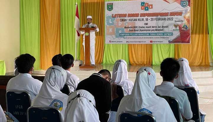 BEKAL: Kadis Pendidikan Tanbu Eka Sapruddin menyampaikan sambutan pada pelatihan dasar HIPMAT.
