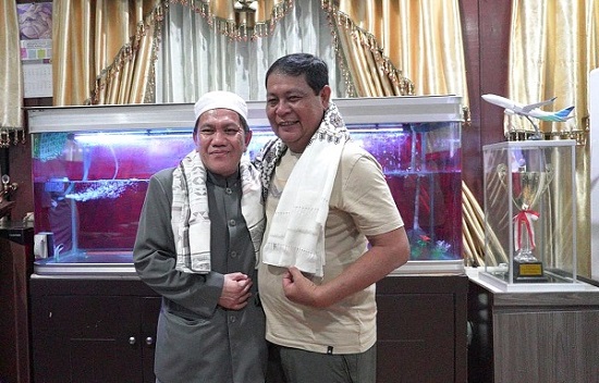TAMU ISTIMEWA: Gubernur Kalsel Sahbirin Noor kedatangan tamu istimewa yakni ulama kharismatik Samarinda ustaz KH Zhofarudin, Senin (21/2) tadi malam di Banjarmasin. FOTO: RAHMAT