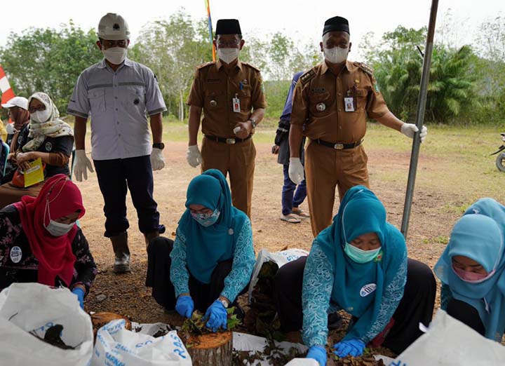 KESADARAN: Dinas Lingkungan Hidup Tanah Bumbu memperingati HPSN 2022 dengan melakukan kegiatan gotong royong pengolahan sampah menjadi barang jualan.
