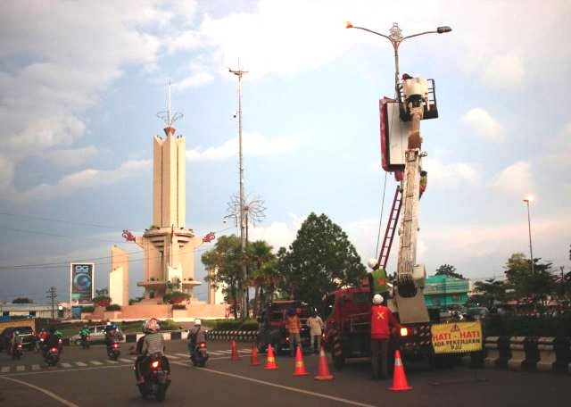 TERUS BERBENAH: Tugu batas kota menjadi ikon Kota Banjarbaru. Saat ini Banjarbaru menjadi incaran investor setelah ditetapkan sebagai ibu kota provinsi.