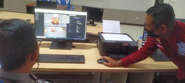 TEREKAM: Petugas Ditlantas Polda Kalsel menunjukkan foto-foto yang dijepret dari kamera pengintai yang dipasang di beberapa lampu merah. | FOTO: ENDANG/RADAR BANJARMASIN