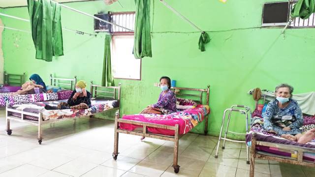 BAKAL BERBAYAR: Lansia yang dirawat di Panti Sosial Tresna Werdha (PSTW) Budi Sejahtera, beberapa waktu lalu. | FOTO: SUTRISNO/RADAR BANJARMASIN