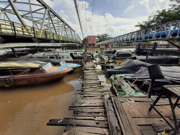 LEBIH BANYAK DITAMBAT: Speedboat di dermaga kolong Jembatan Dewi, Jalan Ahmad Yani km 1. Motoris mengeluhkan jumlah penumpang yang semakin berkurang. | FOTO: WAHYU RAMADHAN/RADAR BANJARMASIN