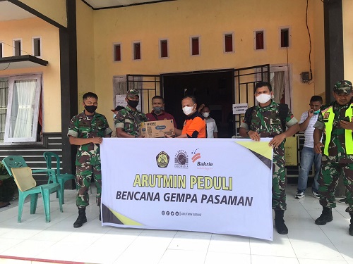 KEPEDULIAN: Bakrie Untuk Negeri dan PT Arutmin Indonesia menyerahkan bantuan ke salah satu wilayah yang terdampak gempa paling parah yaitu di Kabupaten Pasaman, Sumbar. FOTO: ARUTMIN FOR RADAR BANJARMASIN