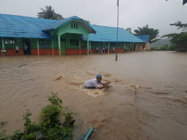 TERGENANG: Salah satu sekolah di Desa Kandangan Lama yang tergenang air. | Foto: ist