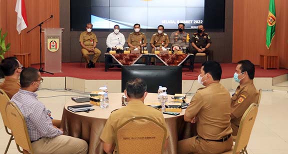 RAKOR: Wali Kota Banjarbaru, Aditya Mufti Ariffin SH MH beserta Wakil Wali Kota Banjarbaru, Wartono memimpin rapat koordinasi Tim Sinergi Optimalisasi Penyerapan Anggaran dan Percepatan Pembangunan Triwulan I TA. 2022 kemarin.