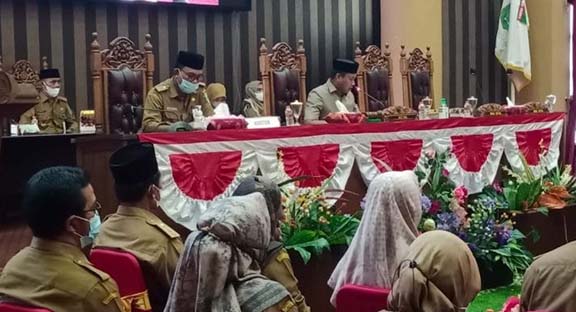 KRITIK: Asisten Bidang Administrasi Umum Pemkab Tanah Bumbu Andi Aminuddin (kiri) mengapresiasi pandangan umum DPRD dalam rapat paripurna yang digelar, Senin (7/3).