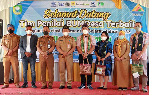 KOMPETISI BUMDES: Kepala Disnakerind Tala Masturi foto bersama dengan Tim Penilai Bumdes Provinsi Kalsel.