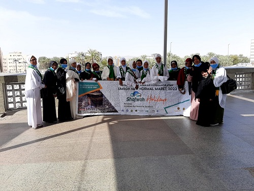 TANAH SUCI: Jemaah umrah Shafwah Holidays Permata Shafwah Travel saat berfoto di tanah suci.