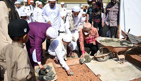 WAKILI BUPATI: Asisten Bidang Administrasi Umum Setda Tala Safarin menghadiri wisuda santri dan santriwati Ponpes Raudhatul Muhibbin Desa Gunung Raja, Kecamatan Tambang Ulang, Kamis (10/3).