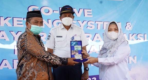 NONTUNAI: Asisten Pemerintahan dan Kesra Pemkab Tanbu Mariani (kanan) menghadiri peluncuran aplikasi tiket online di Pelabuhan Batulicin.