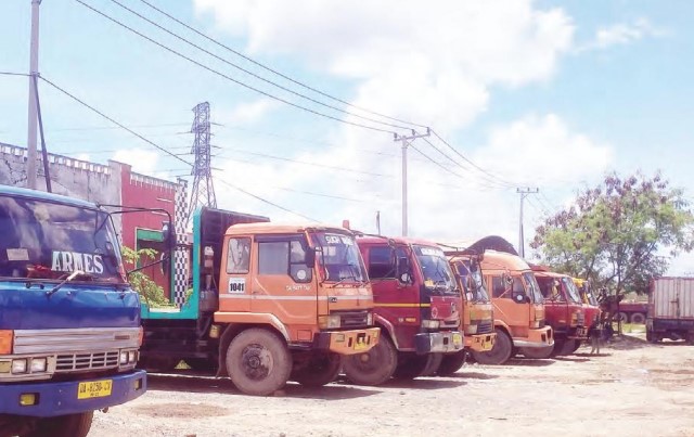 DEMI SOLAR: Puluhan sopir truk hanya duduk-duduk di depan Pelabuhan Trisakti, kemarin (10/3). Mereka menolak bekerja selama kepastian layanan khusus di SPBU belum ada. Para sopir terjepit oleh ramainya aksi pelangsiran. | FOTO: ENDANG SYARIFUDDIN/RADAR BA