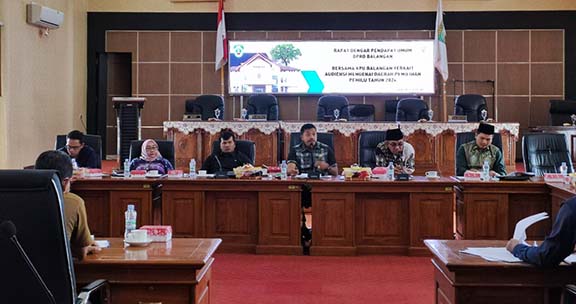 RAPAT: Jajaran DPRD Kabupaten Balangan dan KPU Balangan saat menggelar RDPU terkait persiapan Pemilu tahun 2024. FOTO HUMAS FOR RADAR BANJARMASIN