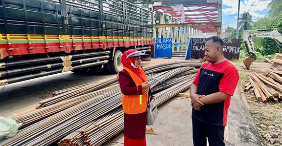 MONITORING: Ketua Komisi III DPRD Balangan, Erly Satriana saat meninjau proses perbaikan jembatan Paringin. FOTO WAHYUDI RADAR BANJARMASIN.