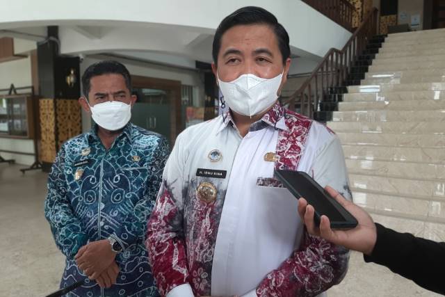 KECEWA: Wali Kota Banjarmasin, Ibnu Sina dan wakilnya Arifin Noor. Ibnu menyatakan pemko akan menggugat pemindahan ibu kota provinsi ke Banjarbaru. | FOTO: WAHYU RAMADHAN/RADAR BANJARMASIN