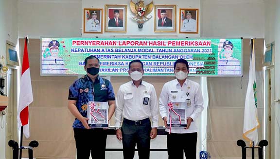 PENYERAHAN: Ketua DPRD Balangan, Ahsani Fauzan (kiri) saat menerima tembusan LPH dari BPK. FOTO: WAHYUDI RADAR BANJARMASIN
