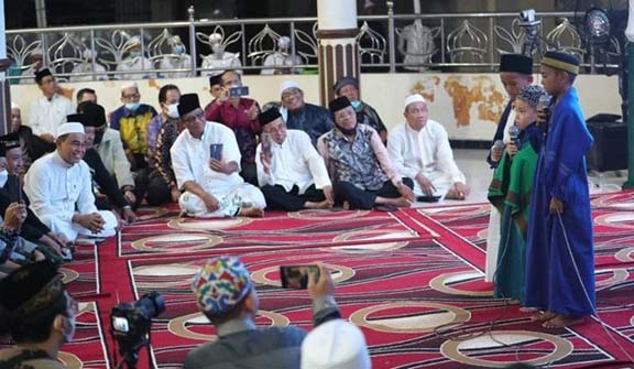 SILATURAHMI: Suasana pertemuan pengurus anak yatim di Tanah Bumbu, belum lama tadi. Bupati Tanbu Zairullah Azhar menerima banyak pujian atas kiprahnya membina ana-anak di daerah.
