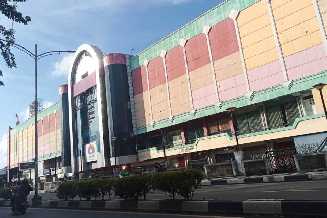 ASET STRATEGIS: Mitra Plaza di Jalan Pangeran Antasari. Pada tahun 90-an, gedung ini merupakan pusat perbelanjaan di Banjarmasin. Masa kejayaannya sudah lewat. | FOTO: WAHYU RAMADHAN/RADAR BANJARMASIN
