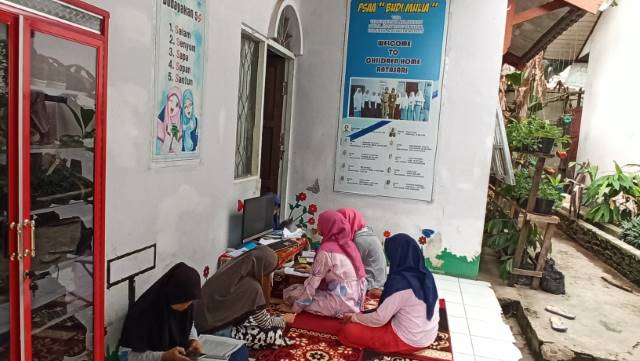 DIGABUNG: Anak-anak di Panti Sosial Asuhan Anak (PSAA) Budi Mulia saat belajar di wisma. Panti ini digabung dengan Panti Sosial Bina Remaja (PSBR) Budi Satria. | FOTO: SUTRISNO/RADAR BANJARMASIN