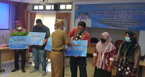 BANTU ALAT: Bupati Tala HM Sukamta menyerahkan bantuan secara simbolis kepada pelaku UMKM Dandalus.