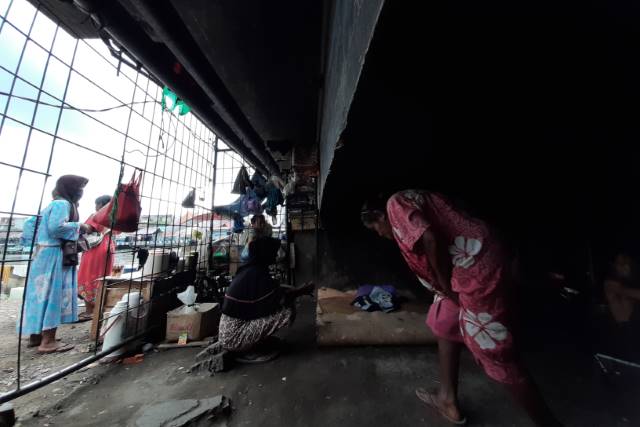 TAK PANTAS: Penghuni kolong Jembatan Antasari, jauh-jauh hari sebelum ditertibkan Satpol PP. | FOTO: WAHYU RAMADHAN/RADAR BANJARMASIN