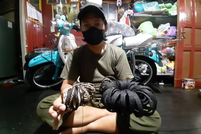 TELATEN: Subak hanya perlu 10 menit untuk menganyam sebuah gelang simpang. Dia bisa saja lebih cepat, tapi tak ingin mengorbankan kualitas anyamannya. | FOTO: WAHYU RAMADHAN/RADAR BANJARMASIN