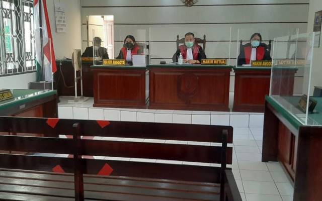 KURSI KOSONG: Karena digelar secara daring, hacker asal Amuntai, RNS sebagai pihak tergugat kasus perkara tindak pidana siber harus menjalani sidang dari lokasi berbeda. | Foto: Muhammad Rifani/Radar Banjarmasin