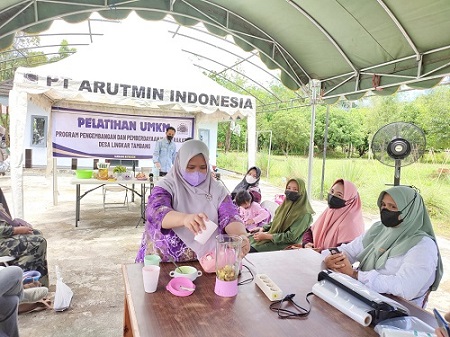 PELATIHAN: PT Arutmin Indonesia Batulicin menggelar pelatihan mengolah daging bebek dan pengemasan (packaging) di sentra PPM Capra Desa Mekarsari Pada Kamis (17/3) tadi. Foto : Humas PT Arutmin Indonesia Tambang Batulicin