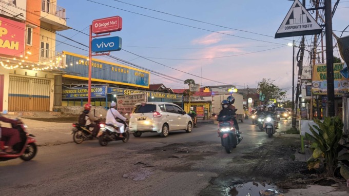 RAWAN: Jalan Pangeran Hidayatullah-Sultan Adam semakin mengkhawatirkan. | FOTO: M OSCAR FRABY/RADAR BANJARMASIN